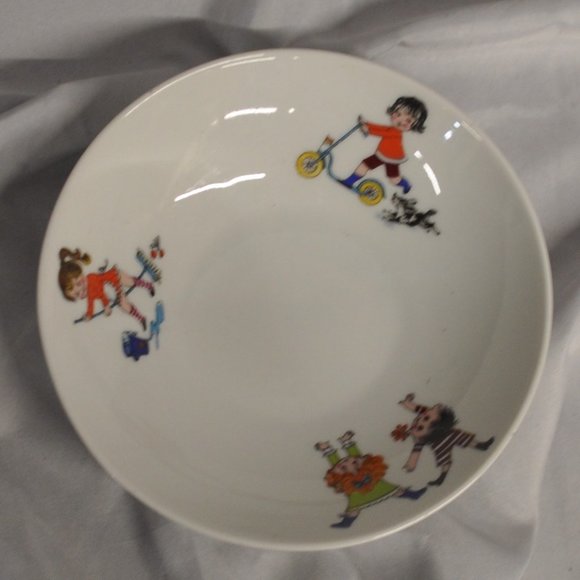 10 oz vintage Sarah Kay children playing bowl dish (383w) - Picture 1 of 7